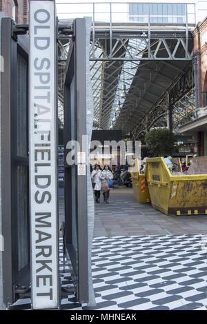 Vertikale Schild am Eingang an der Alten Spitalfields Market, in Tower Hamlets, Spitalfields, London, Großbritannien, 29. Oktober 2017. () Stockfoto
