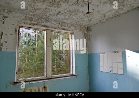 Innenraum eines zerstörten Wohnhaus der sowjetischen Soldaten und ihre Familien in der ehemaligen militärischen Bereich Ralsko in Nordböhmen, Tschechische Republik. Ther Stockfoto