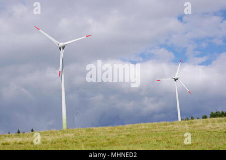 Zwei Windkraftanlagen in der Region Liberec, Tschechische Republik Stockfoto