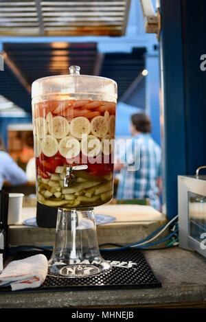 Haus Bloody Mary cocktail Mischung aus Gemüse in den Krug mit Zapfen, serviert am Golf Restaurant, Orange Beach, Alabama. Stockfoto