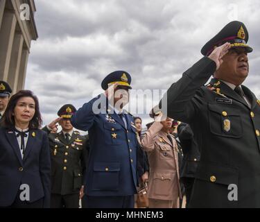 Verteidigungsminister James N. Mattis trifft mit Seiner Exzellenz Prawit Wongsuwon, Minister für Verteidigung für das Königreich Thailand im Pentagon in Washington, D.C. April 23, 2018, 23. April 2018. (DoD Foto von Tech Sgt. Vernon Junge jr.). () Stockfoto