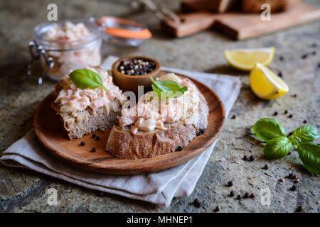 Lecker Lachs mit Frischkäse und Zwiebeln auf Vollkorn Brotscheiben Stockfoto