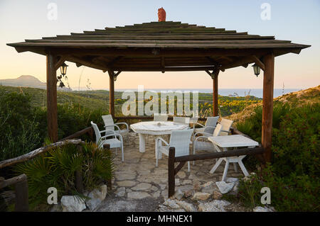 Sonnenuntergang von einem hölzernen Laube von Sa Duaia Agrotourismus Hotel mit Panoramablick auf die Küste von Artà (Mallorca, Balearen, Spanien) Stockfoto