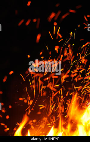 In der Nähe von Funken und Flammen gegen Schwarze bakground. Stockfoto