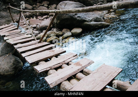 Brücke der Velo de La Novia Wasserfall in Chanchamayo - Peru zu erreichen, im Bereich Yurinaki Stockfoto
