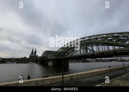 Hohenzollernbrücke und Kölner Dom in Köln, Nordrhein-Westfalen, Deutschland. Stockfoto