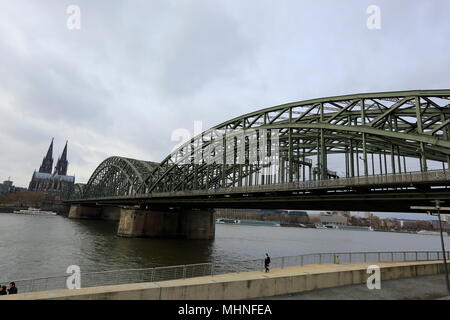 Hohenzollernbrücke und Kölner Dom in Köln, Nordrhein-Westfalen, Deutschland. Stockfoto