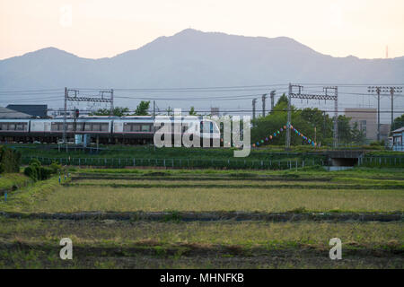 Der odakyu Romanze Auto, Mt. Oyama auf der Rückseite, Isehara Stadt, die Präfektur Kanagawa, Japan Stockfoto