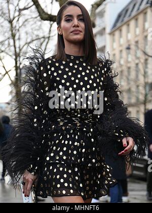 Paris, Frankreich. 04 Mär, 2018. PARIS - 04 März 2018 Camila Coelho auf der Straße während der Pariser Modewoche Credit: Mauro Del Signore/Pacific Press/Alamy leben Nachrichten Stockfoto