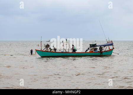 Anlegeplatz für Fischerboote in der Nähe des Krabbenmarktes von Krong Kaeb (oder Krong Kep), Provinz Kep, Kambodscha, Reise und Tourismus in Asien, Touristenziel Stockfoto