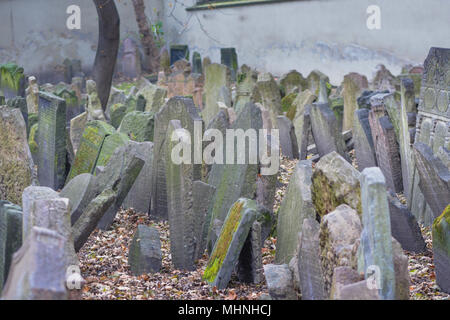 Die 12.000 Grabsteine auf dem Alten Jüdischen Friedhof in Prag zerbröckeln und mit Efeu, gestürzt und zusammengefasst. Stockfoto