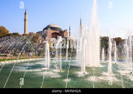 Istanbul, Türkei - 8. Oktober 2011: Der Sultan Ahmad Maydan Brunnen mit der Hagia Sophia im Hintergrund, der Brunnen ist in Sultanahmet Square gelegen. Stockfoto