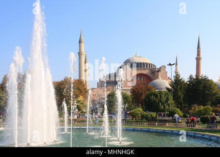 Istanbul, Türkei - 8. Oktober 2011: Der Sultan Ahmad Maydan Brunnen mit der Hagia Sophia im Hintergrund, der Brunnen ist in Sultanahmet Square gelegen. Stockfoto