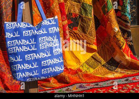 Souvenir Tasche und Teppiche für Verkauf, Istanbul, Türkei Stockfoto