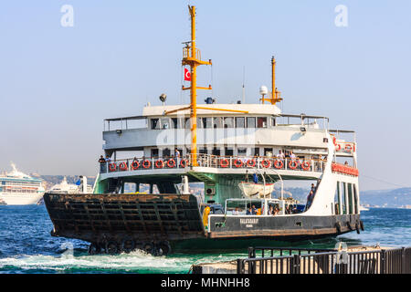 Istanbul, Türkei - 8. Oktober 2011: die Auto- und Passagierfähre Galatasary verlässt das Dock. Es gibt viele Fähren in Istanbul. Stockfoto