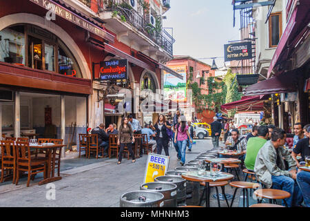 Istanbul, Türkei - 8. Oktober 2011: Menschen saßen in Restaurants und Bars. Es gibt viele Restaurants im Stadtteil Beyoglu. Stockfoto