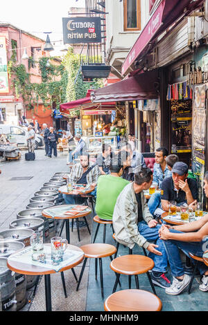 Istanbul, Türkei - 8. Oktober 2011: Menschen saßen in Restaurants und Bars. Es gibt viele Restaurants im Stadtteil Beyoglu. Stockfoto