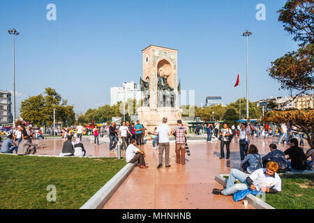 Istanbul, Türkei - 8. Oktober 2011: Menschen Wandern und Entspannen in Taksim Square. Der Platz ist häufig für politische Versammlungen genutzt. Stockfoto