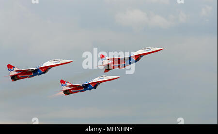 Region Kubinka, Moskau, Russland - 21. Mai 2016: Russische aerobatic Gruppe Strizhi zeigt Demonstration Flug bei der Hundertjahrfeier der Ru gewidmet Stockfoto