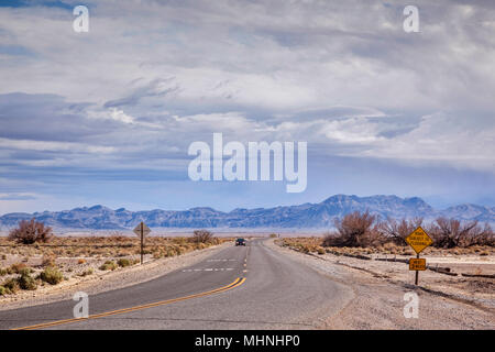 Straße durch die Wüste in der Nähe der Grenze zu Nevada, Death Valley Junction, Kalifornien. Stockfoto