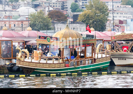 Istanbul, Türkei - 9. Oktober 2011: Floating Fish Market Stall, Es gibt mehrere solche Stände im Hafen, Stockfoto