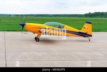 REGION KUBINKA, Moskau, Russland - 21. JUNI 2015: kubinka Air Force Base während der Armee 2015 Forum. Das kleine Flugzeug auf einer Landebahn in Kubinka Stockfoto