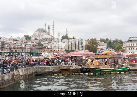 Istanbul, Türkei - 9. Oktober 2011: Floating Fish Market Stall, Es gibt mehrere solche Stände im Hafen, Stockfoto