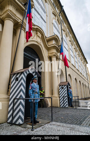 Prag, Tschechische Republik - 19 August 2017: Soldaten bewacht die Königlichen Palast von Prag. Stockfoto