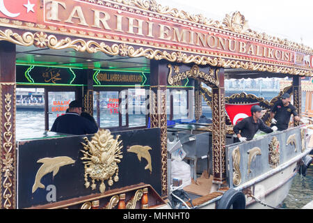 Istanbul, Türkei - 9. Oktober 2011: Floating Fish Market Stall, Es gibt mehrere solche Stände im Hafen, Stockfoto