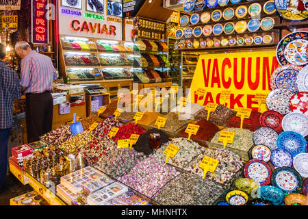 Istanbul, Türkei - 9. Oktober 2011: Tees für Verkauf, Marktstand, Spice Bazaar. Der Markt ist eine berühmte überdachte Fläche. Stockfoto