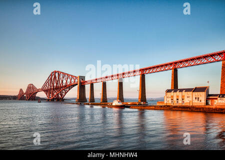 10. April 2016: Edinburgh, Schottland - Forth Rail Bridge, Queensferry, Edinburgh, East Lothian, Schottland, Großbritannien, eine der berühmtesten Brücken der worl Stockfoto