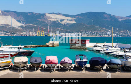 Noworossijsk, Russland - 22. August 2015: Boote parken - Verschiedene kleine Boote auf dem Liegeplatz in Noworossijsk am Schwarzen Meer. Stockfoto