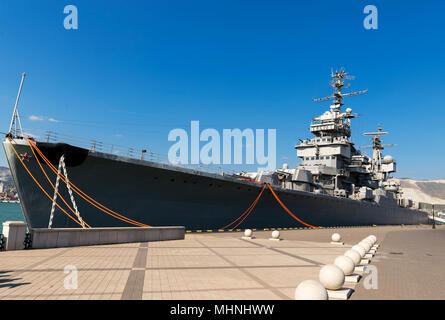 Noworossijsk, Russland - 22. August 2015: Das Schiff - museum Cruiser Mikhail Kutuzov vertäut an der Pier im Hafen von Noworossijsk Stockfoto