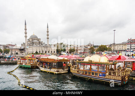 Istanbul, Türkei - 9. Oktober 2011: schwimmende Fische Marktstände. Es gibt mehrere solche Stände im Hafen mit der neuen Moschee. Stockfoto