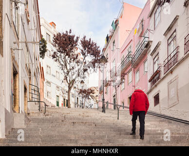 Mann in der roten Jacke, zu steile Stufen typisch für Lissabon, Portugal. Stockfoto
