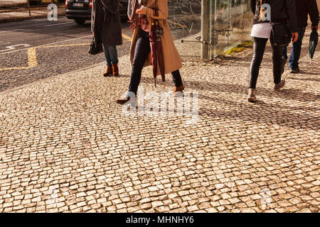 27. Februar 2018: Lissabon, Portugal - Portugiesisch Bürgersteig, oder calcada Portuguesa, die Fliesen oder Mosaik Bürgersteige in vielen Fußgängerzonen Portug gefunden Stockfoto