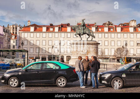 27. Februar 2018: Lissabon, Portugal - Taxifahrer chat wie Sie für Kunden in Figueira Platz warten. Stockfoto