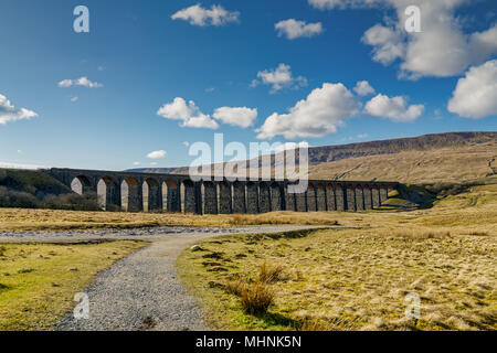 Eine Fernsicht auf die ribblehead Viadukt, an einem sonnigen Tag Stockfoto