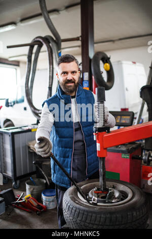 Mann, Mechaniker, Reparatur, ein Auto in eine Garage. Stockfoto