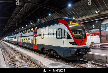 Regionalzug nach Schaffhausen in Zürich, Schweiz Stockfoto