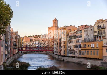 Die Kathedrale von Girona mit Eiffel Brücke über den Fluss Onyar - Spanien Stockfoto