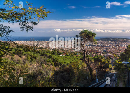 Aufstieg auf den Berg Tibidabo auf Seilbahn - Barcelona, Spanien Stockfoto