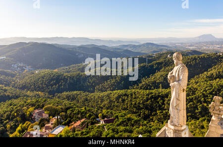 Skulptur Apostel und die Berge in der Nähe von Barcelona Stockfoto