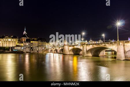 Mittlere Brücke in Basel bei Nacht - Schweiz Stockfoto