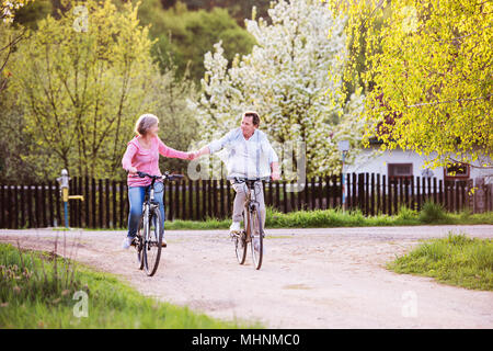 Schönes älteres Ehepaar mit Fahrräder außerhalb im Frühjahr die Natur. Stockfoto