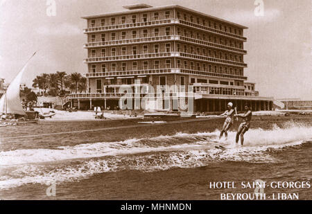 Ein paar Wasserski übergeben das Hotel Saint Georges, Beirut, Libanon. Datum: ca. 1911 Stockfoto