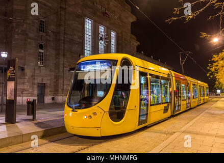 Moderne Tram am Hauptbahnhof von Mulhouse - Frankreich Stockfoto