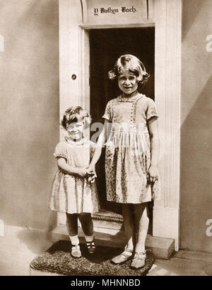 Prinzessinnen Elizabeth und Margaret vor ihrem Spielhaus Stockfoto