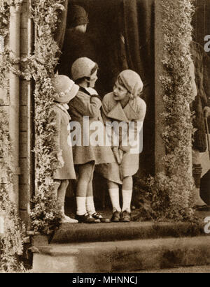 Prinzessin Elizabeth (rechts) (später Königin Elizabeth II 1926 -) und Prinzessin Margaret (1930-2002) mit ihren Cousin Margaret Elphinstone (später Margaret Rhodos 1925-2016) an das Braemar Highland Games statt an der Prinzessin Royal Park, Braemar. Datum: 1934 Stockfoto