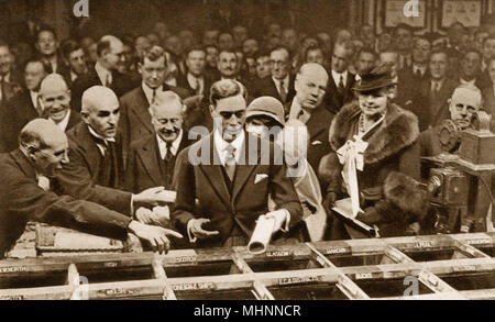 Albert, Herzog von York (später König George VI 1895-1952) an der rekonstruierten G.P.O. bei sortieren Office, London - November 1934. Bei seinem Besuch, der Herzog behauptete die Erfindung des E-Mails für seine königliche Vorfahren King Edward IV., der=s Pferd Relais in 1482 geliefert. Dieses Bild zeigt den Herzog seine Hand an, Sortieren von Post und in der Beratung von jedermann während Postminister Sir Kingsley Holz, lächelt. Datum: 1934 Stockfoto